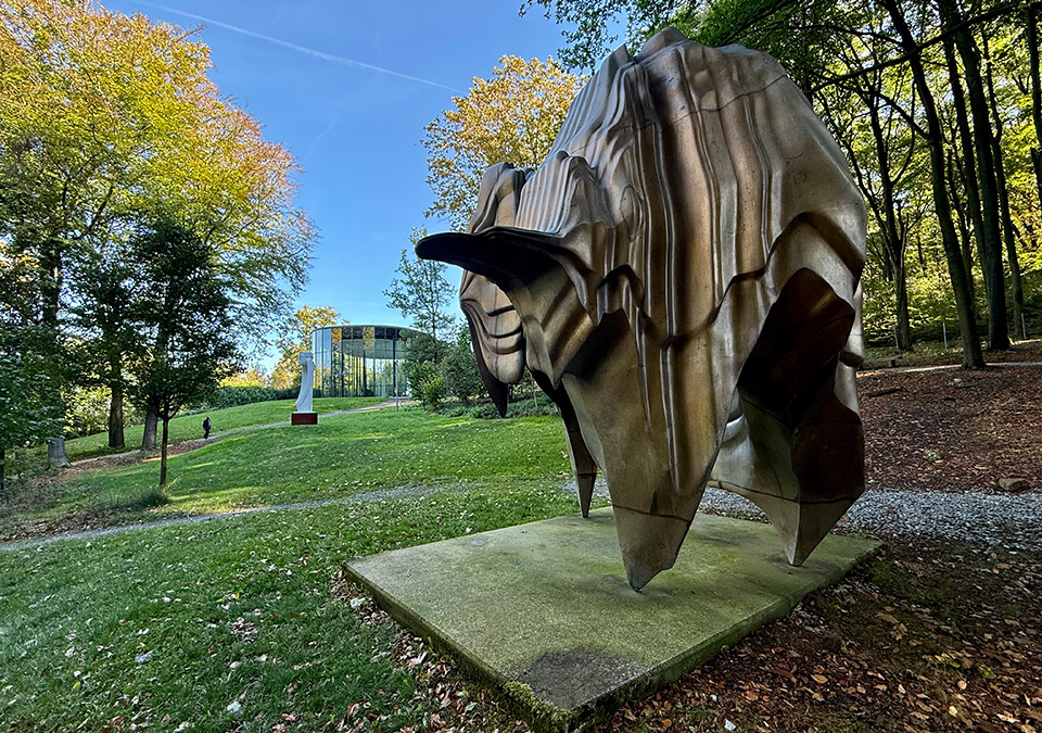 Skulpturenpark Waldfrieden, waar moderne kunst en natuur samenkomen